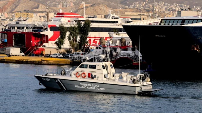 Εντοπίστηκε πτώμα 70χρονου στο λιμάνι του Πειραιά – Ανασύρθηκε από το Λιμενικό