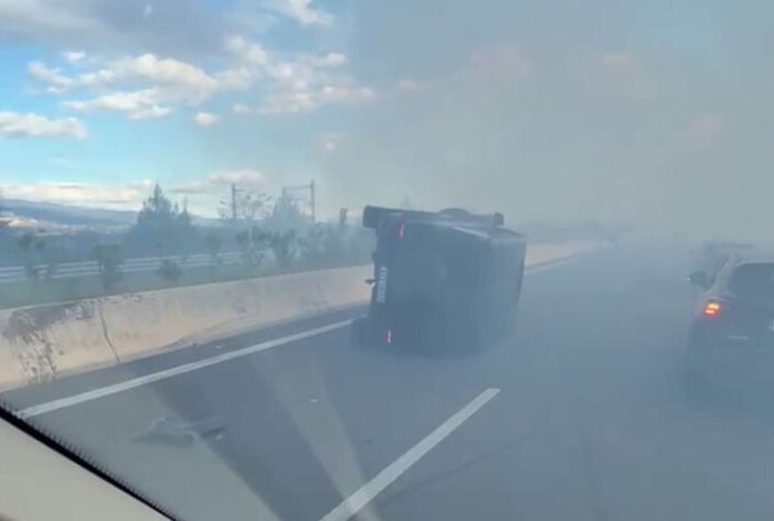 Ντεραπάρισε ΙΧ στην Αθηνών-Λαμίας μετά από φωτιά σε χωράφι – (VIDEO)