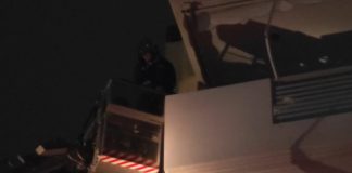 Περιστέρι: Η στιγμή που πυροσβέστες απεγκλωβίζουν ηλικιωμένους από φλεγόμενο διαμέρισμα (VIDEO)