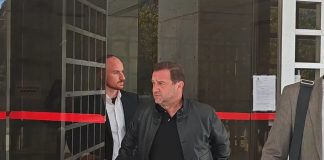 Νίκος Πλακιάς: «Υπαίτιος ο Καραμανλής για τη δολοφονία 57 ψυχών» δήλωσε έξω από τον Άρειο Πάγο