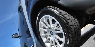 Τρόμος για ζευγάρι στη Θεσσαλονίκη: Γείτονας έσκισε τα λάστιχα του αυτοκινήτου τους και τους χτυπούσε την εξώπορτα