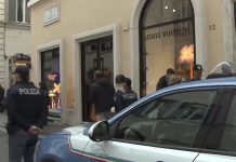 Ληστεία στην αποθήκη της Louis Vuitton στο κέντρο της Ρώμης: Έριξαν όχημα στη βιτρίνα και άρπαξαν δεκάδες προϊόντα- (VIDEO)