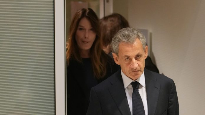 Στο κελί της La Santé: Οι 20 μέρες του Νικολά Σαρκοζί στη φυλακή – Οι απειλές, η μελέτη, το βιβλίο και η διατροφή με γιαούρτια