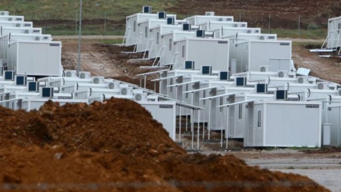 Πώς ξεκίνησε η εξέγερση στη δομή μεταναστών στις Σέρρες – Οι λόγοι επιβίωσης και ο πετροπόλεμος με τους αστυνομικούς