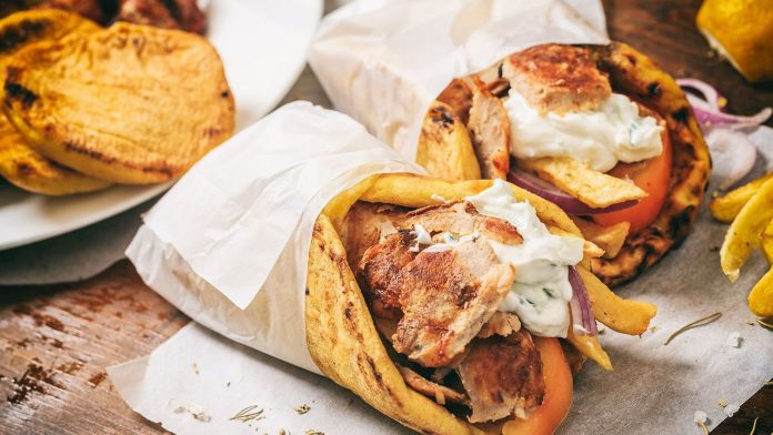 Σουβλάκι από… χρυσάφι – Στα ύψη οι τιμές του αγαπημένου γρήγορου φαγητού των Ελλήνων