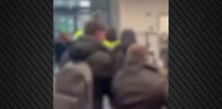 Δείτε βίντεο: Ομαδική… κλωτσοπατινάδα μεταξύ μαθητών σε βρετανικό κολλέγιο – «Ήταν πολύ τρομακτικό»