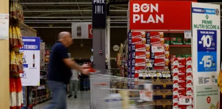 Βίντεο: Η στιγμή που υπάλληλος σούπερ μάρκετ πετά μπουκάλι σε ληστή που προσπαθεί να διαφύγει και τον «ισοπεδώνει»!