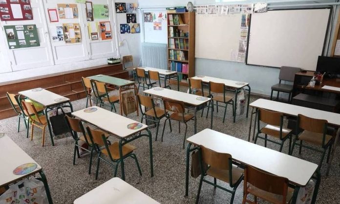 Λουτράκι: Απομακρύνθηκε η δασκάλα που κατήγγειλε 6χρονο μαθητή πως την… θώπευσε