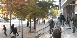 Επεισόδια έξω από τα δικαστήρια Θεσσαλονίκης λίγο πριν τη δίκη για τη δολοφονία Καμπανού – (VIDEO)