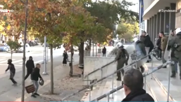 Επεισόδια έξω από τα δικαστήρια Θεσσαλονίκης λίγο πριν τη δίκη για τη δολοφονία Καμπανού – (VIDEO)