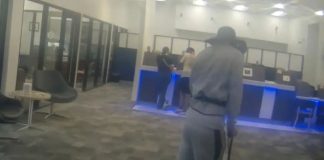 Προσποιήθηκε ότι κουτσαίνει για να ληστέψει τράπεζα – Πήρε τα λεφτά και το έβαλε στα πόδια… τρέχοντας