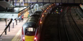 Δέκα άνθρωποι μαχαιρώθηκαν μέσα σε τρένο στη Βρετανία, δύο συλλήψεις – Δείτε βίντεο