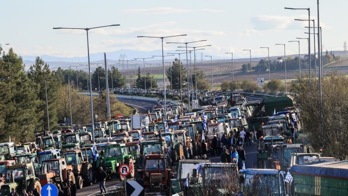 Μπλόκα αγροτών: Η επόμενη μέρα των κινητοποιήσεων μετά το «όχι» στη συνάντηση με τον πρωθυπουργό