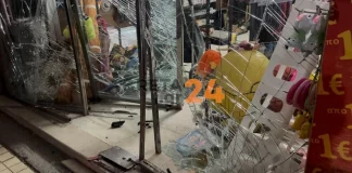 Αναστάτωση στο κέντρο του Ηρακλείου: Αυτοκίνητο «καρφώθηκε» σε βιτρίνα καταστήματος – ΦΩΤΟ
