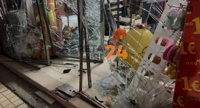 Αναστάτωση στο κέντρο του Ηρακλείου: Αυτοκίνητο «καρφώθηκε» σε βιτρίνα καταστήματος – ΦΩΤΟ