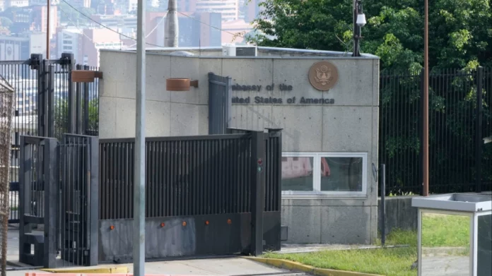 Σε επιφυλακή οι ξένες πρεσβείες στη Βενεζουέλα μετά την κλιμάκωση της έντασης με τις ΗΠΑ