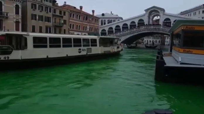 Ακτιβιστές έβαψαν πράσινα τα νερά στη Βενετία και σε άλλες ιταλικές πόλεις – (VIDEO)