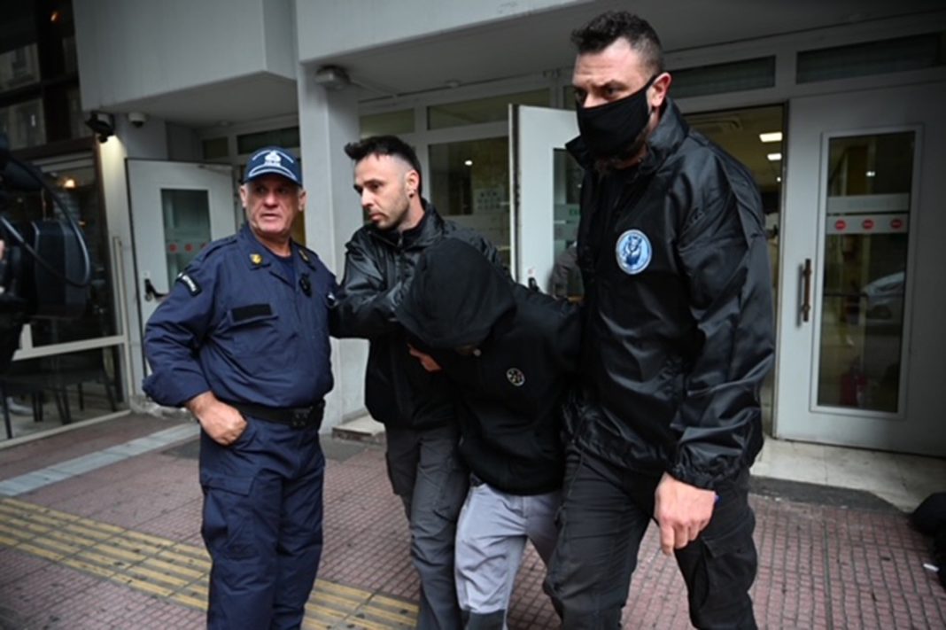 ÌÅÔÁÃÙÃÇ ÓÔÏÍ ÅÉÓÁÃÃÅËÅÁ ÐÅÉÑÁÉÁ ÔÏÕ 40×ÑÏÍÏÕ ÐÏÕ ÁÓÅËÃÏÕÓÅ ÓÅ ÄÕÏ ÁÍÇËÉÊÁ ÁÃÏÑÉÁ ÌÁÆÉ ÌÅ ÔÏÍ 20×ÑÏÍÏ ÈÅÉÏ ÔÏÕÓ<br><br> ÖÙÔÏÃÑÁÖÉÅÓ: ÊÉÌÙÍÁÓ ÊÁÔÅÑÇÓ