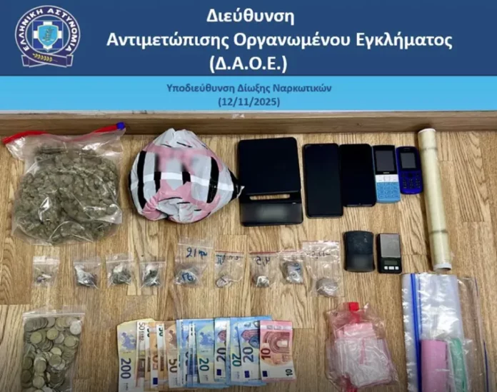Συνελήφθησαν 4 μέλη κυκλώματος ναρκωτικών σε Αθήνα και Βύρωνα – Αρχηγός της σπείρας μια 61χρονη