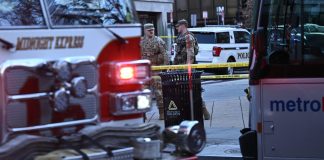 ΗΠΑ: Οι Αρχές διευκρινίζουν ότι οι δυο εθνοφρουροί που χτυπήθηκαν από σφαίρες κοντά στον Λευκό Οίκο δεν είναι νεκροί