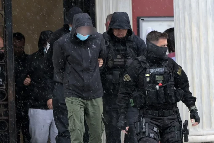 Ένταση έξω από τα δικαστήρια Χαλκίδας, φώναζαν “δολοφόνοι” στους συλληφθέντες: Πήραν προθεσμία για να απολογηθούν – Δείτε βίντεο