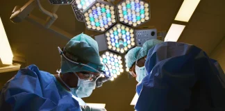 Θεσσαλονίκη: Καταγγελία δημοσιογράφου για σοβαρές βλάβες μετά από “αναίμακτη” αισθητική παρέμβαση σε δήθεν κέντρο αισθητικής