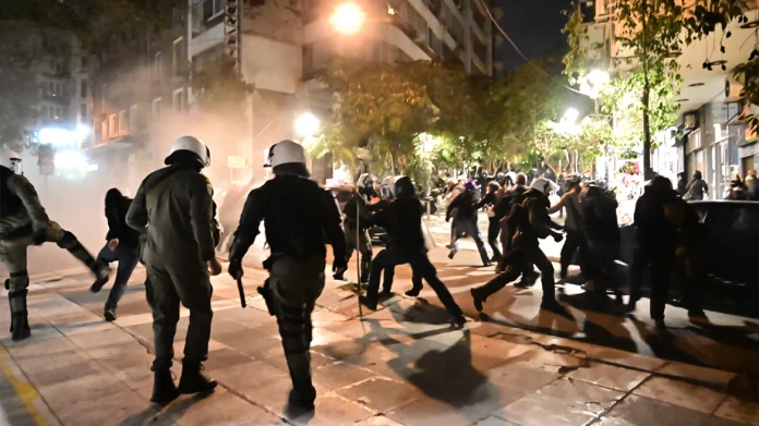 Επεισόδια στα Εξάρχεια σε πορεία για τον θάνατο του αναρχικού από τη βόμβα στους Αμπελόκηπους – Δείτε φωτογραφίες