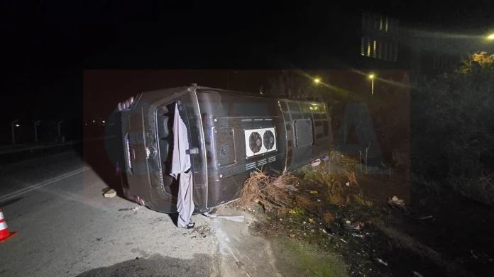 Ελιγμό για να αποφύγει σκύλο έκανε ο οδηγός του λεωφορείου που ανατράπηκε στον Βόλο – «Χάθηκε το φως από τα μάτια μας» λένε οι επιβάτες