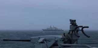 Το Πολεμικό Ναυτικό της Βρετανίας αναχαίτισε δύο ρωσικά πλοία που κινούνταν στα χωρικά της ύδατα