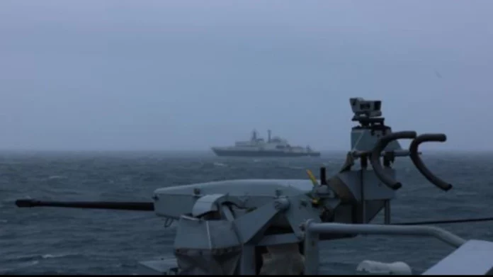 Το Πολεμικό Ναυτικό της Βρετανίας αναχαίτισε δύο ρωσικά πλοία που κινούνταν στα χωρικά της ύδατα