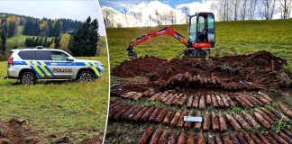 Πατέρας και γιος ανακάλυψαν ιστορική κρύπτη με οβίδες πυροβολικού σε τσέχικο δάσος