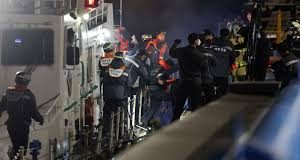 Συνελήφθη ο καπετάνιος του πλοίου με 267 επιβάτες που προσάραξε σε βράχια στη Νότια Κορέα – Μιλούσε στο τηλέφωνο