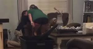 Οργή στις ΗΠΑ για βίντεο με «δασκάλα της χρονιάς» να χτυπάει 22 φορές με ζώνη τον γιο της επειδή δεν έκανε τις δουλειές που του είπε