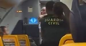 Ιρλανδή αθλήτρια του ΜΜΑ επιτέθηκε και τραυμάτισε αστυνομικούς που την έβγαλαν από πτήση προς Δουβλίνο –