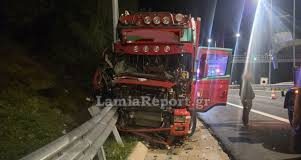 Νταλίκα εξετράπη της πορείας της στην εθνική οδό κοντά στα Καμένα Βούρλα – Δείτε φωτογραφίες