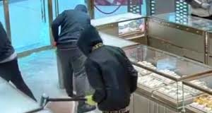 Τέσσερα άτομα στη φυλακή για τη διάρρηξη σε κοσμηματοπωλείο της Αμαλιάδας – Προφυλακίστηκε 22χρονος