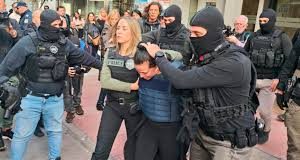 Ανατροπή με τη δολοφονία στη Σαλαμίνα: Δεν αποδέχεται το έγκλημα η 46χρονη, υποστήριξε ότι δεν θυμάται τίποτα στην απολογία της