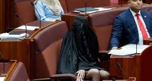 Αυστραλία: Επταήμερη… αποβολή σε ακροδεξιά γερουσιαστή για την εμφάνισή της με μπούρκα στη βουλή