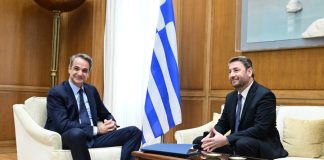 Γιατί ο Μητσοτάκης θέλει να πιει μπύρα με τον Ανδρουλάκη;