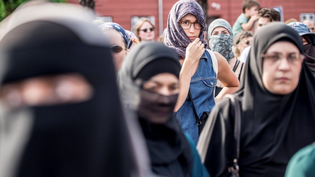 02denmark-veil2-videoSixteenByNineJumbo1600-1200x675