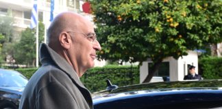 Ποιοι στοχοποιούν τον Δένδια;