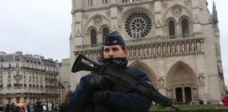 Κίνδυνος χάους στη Γαλλία – 90.000 αστυνομικοί και στρατός σε ετοιμότητα για τη νύχτα της Πρωτοχρονιάς