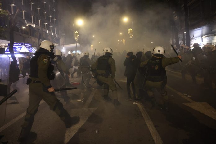 Επεισόδια στην Αθήνα – Επιχειρήσεις των ΜΑΤ με χημικά, κρότου λάμψης, προσαγωγές και συλλήψεις