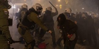 Αμόκ αστυνομικής βίας, δίχως προσχήματα