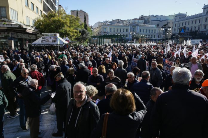 ΕΦΚΑ: Κοροϊδία με τα αναδρομικά στις συντάξεις – Από 370.000 δικαιούχους τα πήραν 20.000
