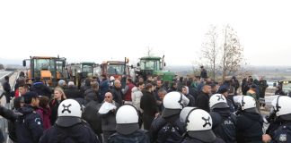 Αγρότες: Πληθαίνουν και ισχυροποιούνται τα μπλόκα – Η καταστολή δεν περνάει