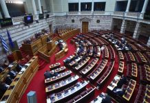 Σφυροκόπημα της κυβέρνησης στη Βουλή για τον προϋπολογισμό στη σκιά σκανδάλων και αγροτικών μπλόκων