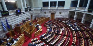 Σφυροκόπημα της κυβέρνησης στη Βουλή για τον προϋπολογισμό στη σκιά σκανδάλων και αγροτικών μπλόκων