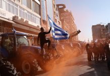 Αγρότες: «Δεν τρώμε σανό, δεν κάνουμε βήμα πίσω» – 112 μπλόκα σε όλη τη χώρα