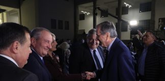 Σε πολιτική ασφυξία οδηγούν τον Μητσοτάκη οι τρεις πρώην